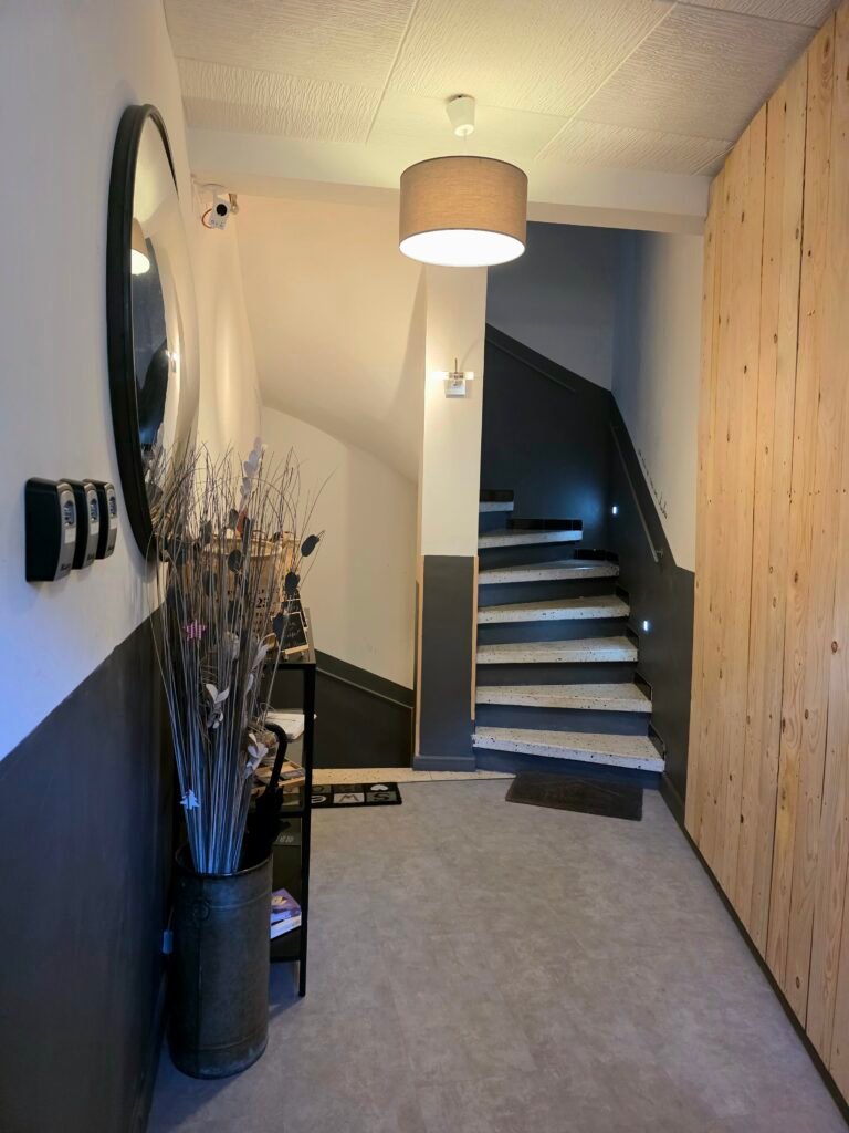 Accès aux chambres d'hôtes de La Maison Gustave par l'escalier